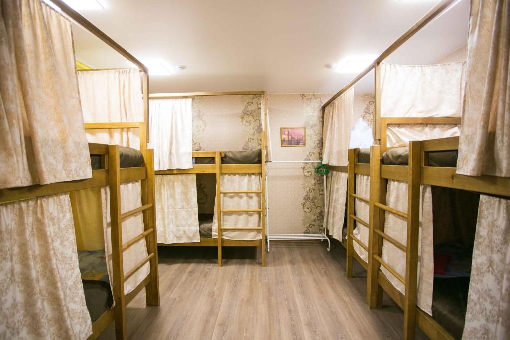 Giường tầng trong phòng chung tại Hostels Rus Irkutsk