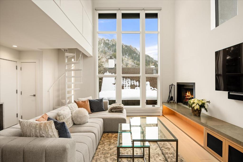 salon z kanapą i kominkiem w obiekcie Top Floor Modern Ski-in & Out 3 BR Views w Aspen