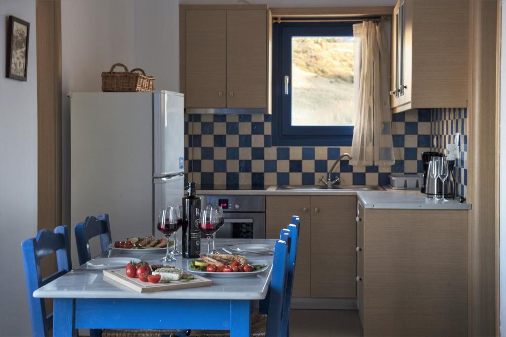 Kuchyň nebo kuchyňský kout v ubytování Santorini Traditional Suites
