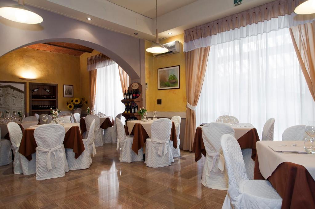 TV a/nebo společenská místnost v ubytování Hotel Monti
