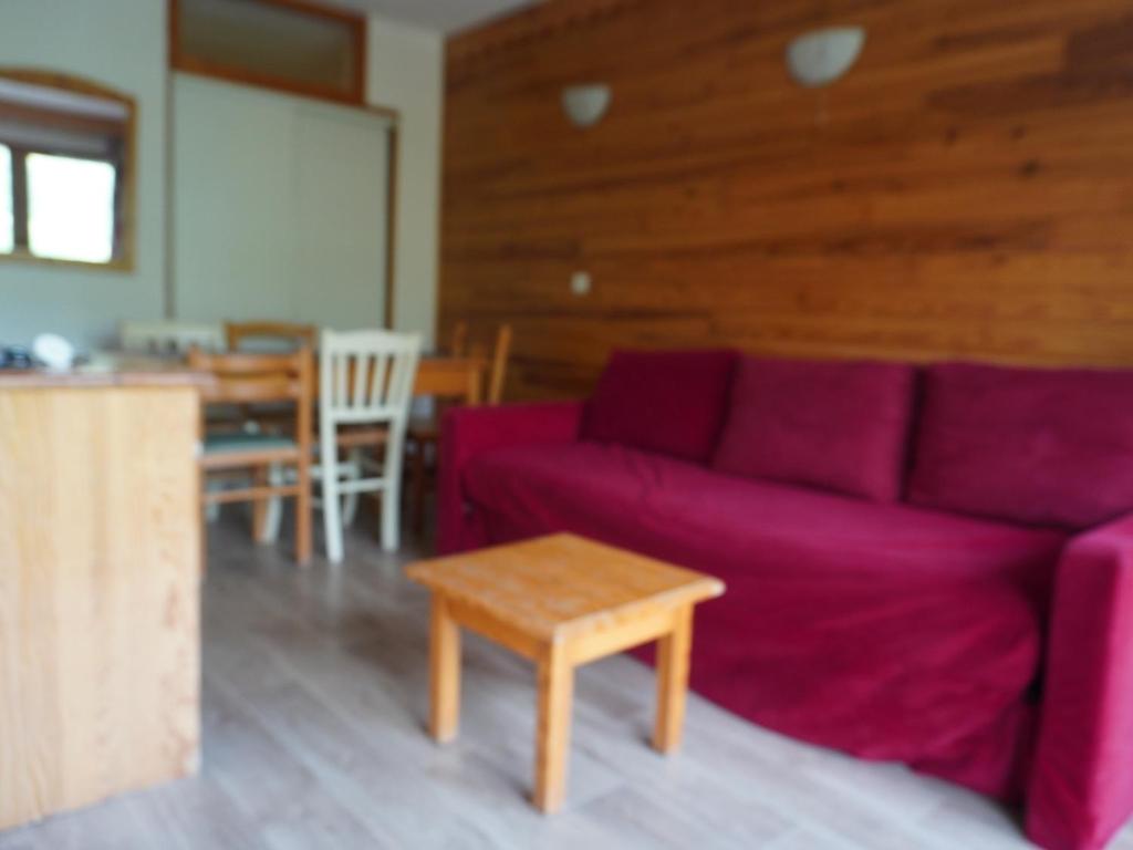 a living room with a purple couch and a table at Appartement 6 pers, 2 ch, proche pistes et commerces - FR-1-807-123 in Saint-François-Longchamp