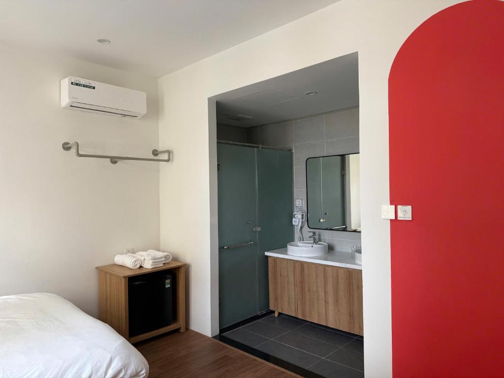 une salle de bain avec une douche avec un lavabo et un miroir dans l'établissement Homestay Ocean City, Kinh Đô 5-15, à Ðình Loan