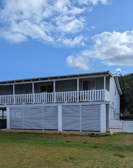 ein großes weißes Gebäude mit vielen Fenstern in der Unterkunft Hamptons in Lancelin