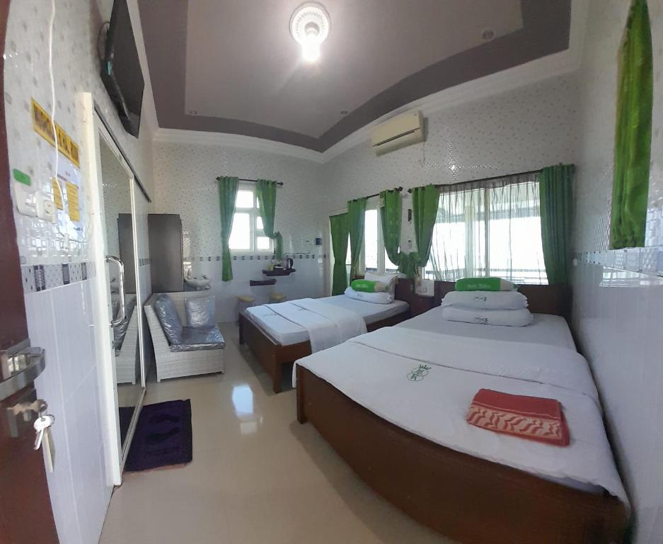 Katil atau katil-katil dalam bilik di Fathin Hotel Bawean Syariah