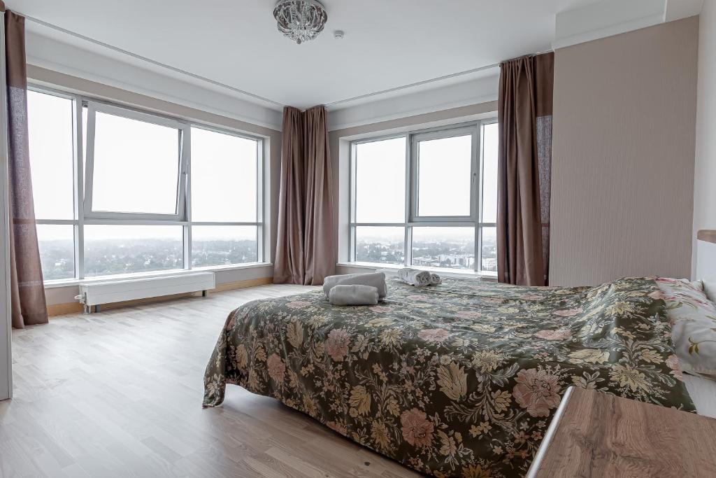 Ένα ή περισσότερα κρεβάτια σε δωμάτιο στο Skyline Penthouse with Sunset Views, Jacuzzi & Free Parking