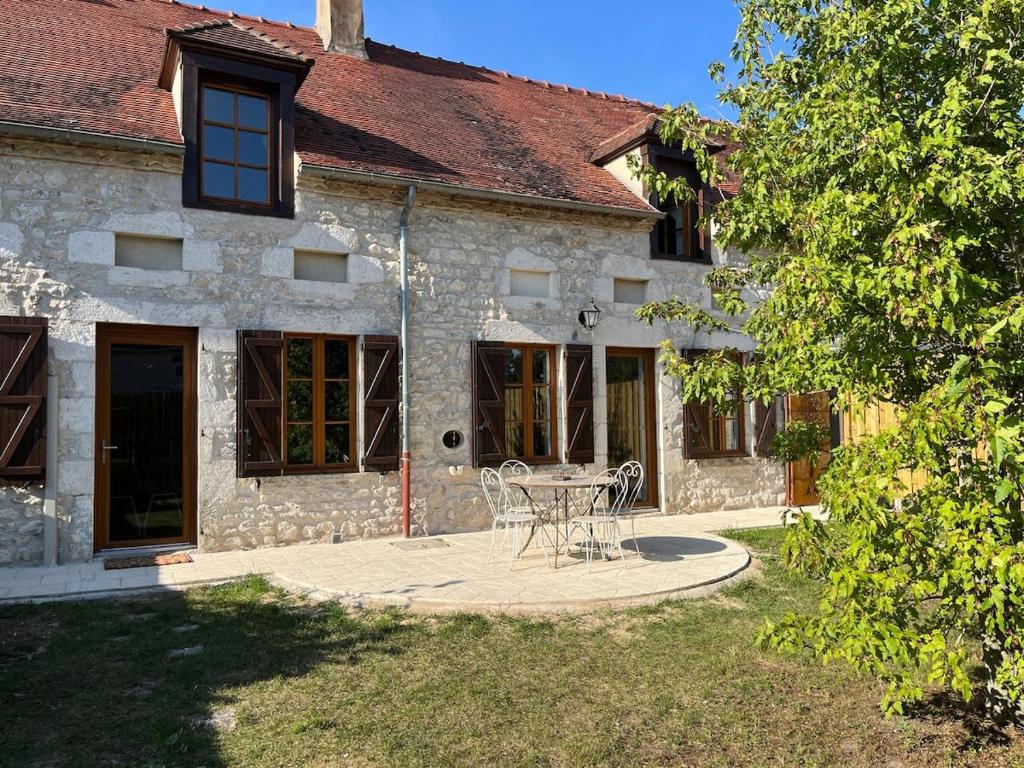 エブルイユにあるGîte des Coteaux d'Ebreuilの庭の石造りの家