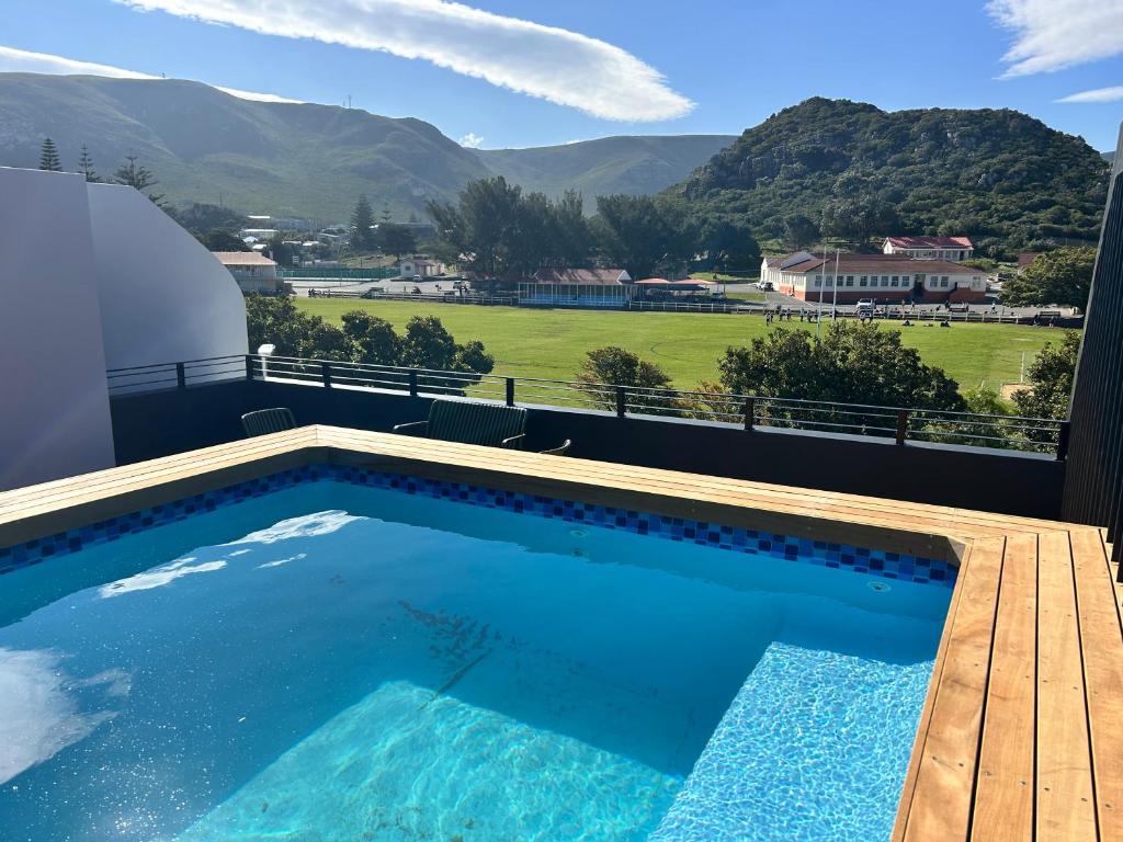 ヘルマナスにあるCentral Town Duplex with Pool, BBQ & Mountain Viewの山の景色を望むプール