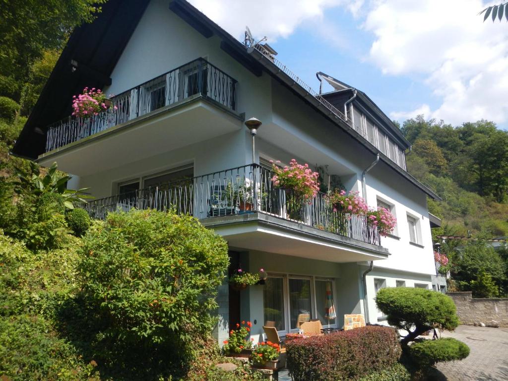 聖哥亞豪森的住宿－Ferienwohnung Späth，带阳台的白色房子,鲜花盛开