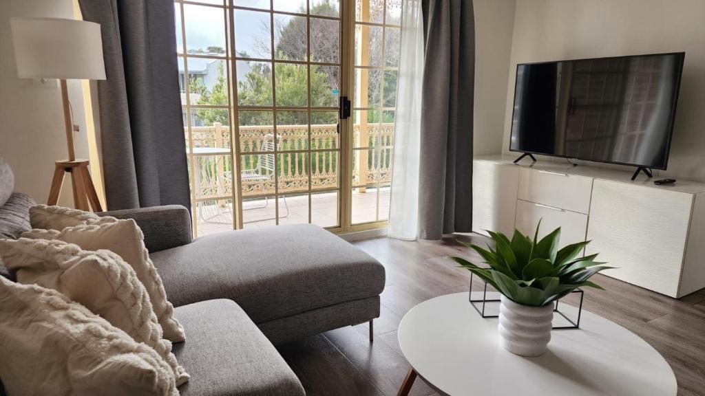 TV a/nebo společenská místnost v ubytování Contemporary 2BR Apt w Free Parking - Hosted by Canstay