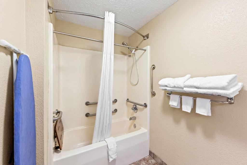 Days Inn by Wyndham Lexington - Double Room - Disability Access/Non-Smoking