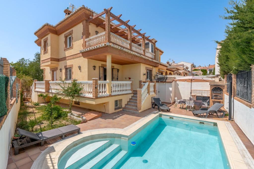 una villa con piscina y una casa en Villa Miriam, en El Padul