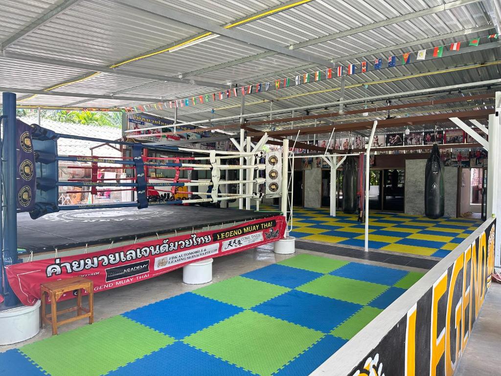 una grande stanza con un'area giochi con un parco giochi di Legend muay thai gym a Ban Nong Chaeng