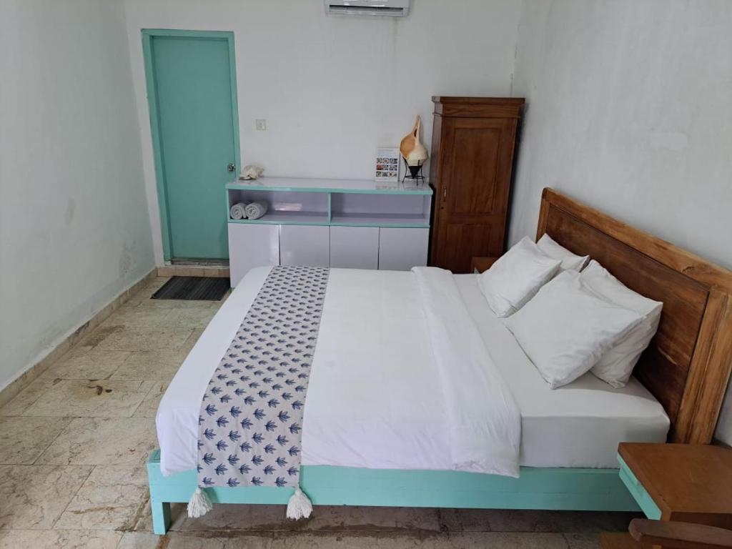 Un dormitorio con una cama grande y una cama azul y blanca Sidx Sidx. en Lavender Moon House ex Lavender villa 7, en Kuta