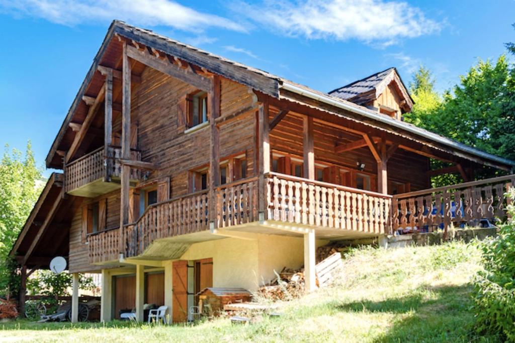 莱德萨阿尔卑斯Spacious cottage with view on the Muzelle的带阳台的大型小木屋和房屋