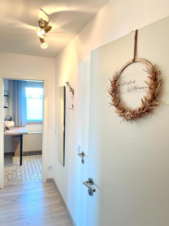 ein Flur mit einem Kranz an der Tür in der Unterkunft Ferienwohnung Wanderglück Latrop in Schmallenberg