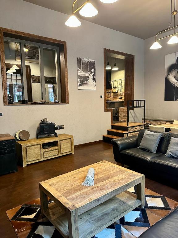 Una sala de estar con un sofá y una mesa de café. en Highlife Apartment Luxury Two Wiesbaden, en Wiesbaden