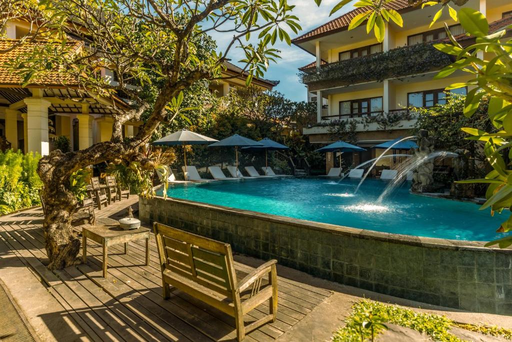 - une piscine en face d'un bâtiment avec un complexe dans l'établissement Sri Phala Resort & Villa, à anur