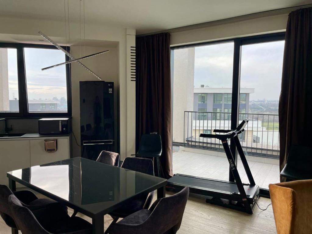 ein Wohnzimmer mit einem Glastisch und Stühlen in der Unterkunft Belgrade Waterfront apartments in Belgrad