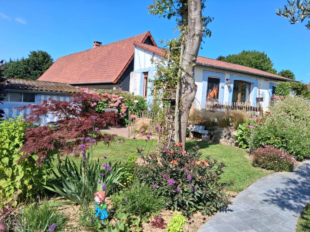 une maison avec un jardin devant dans l'établissement le cottage, à Martin-Église