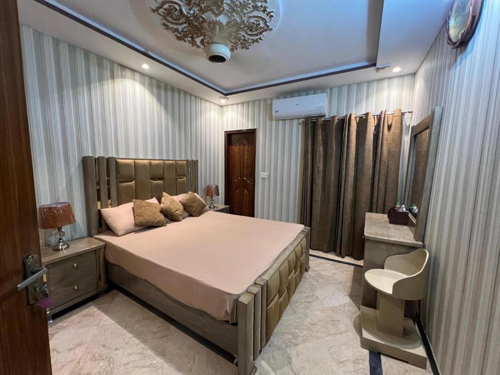 ラホールにあるLuxury comfort homeのベッドルーム1室(大型ベッド1台、天井付)