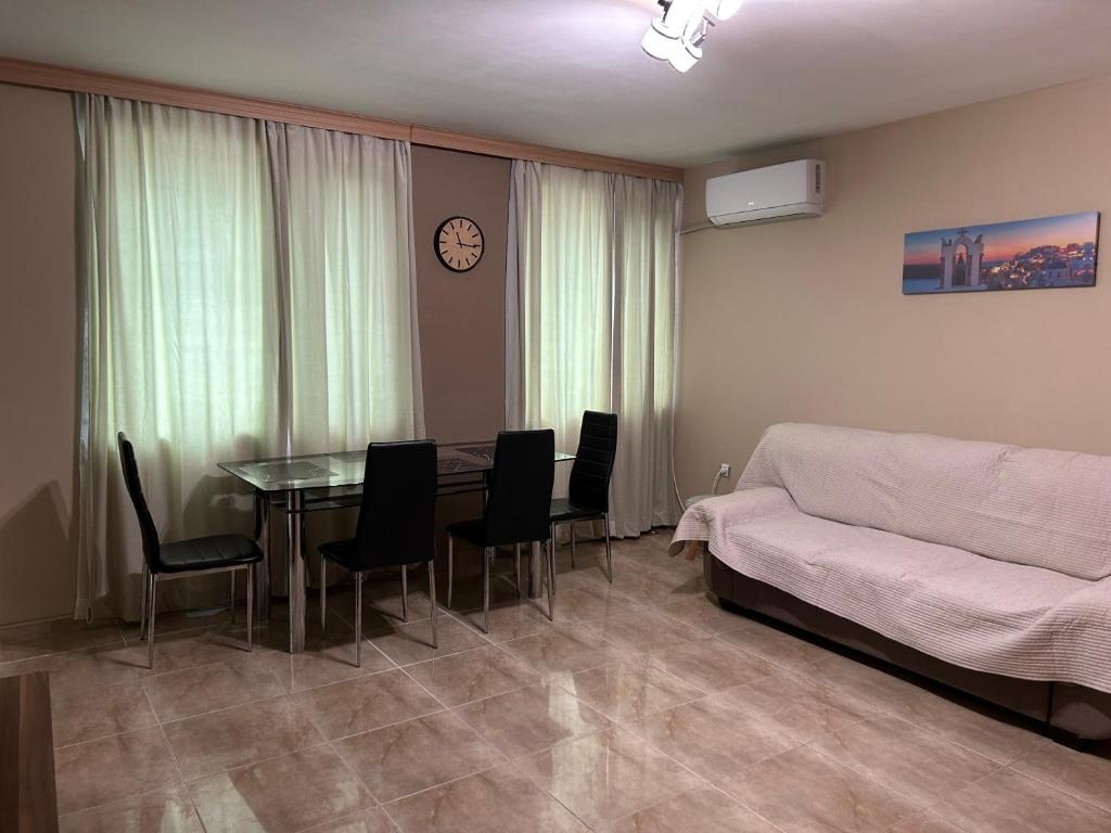 1 dormitorio con mesa, sillas y 1 cama en Къща за гости Бялата къща, en Varna