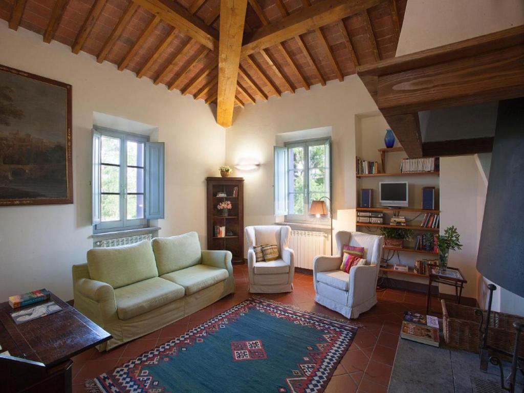 Ruang duduk di Tuscan Escape with Pool