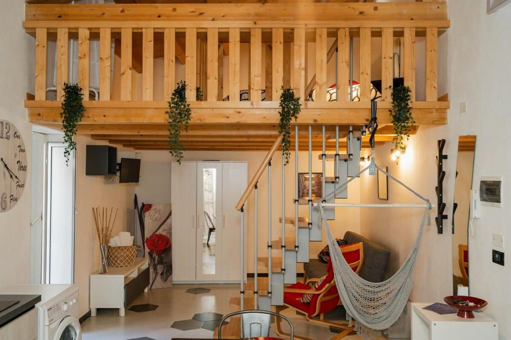 een loft met een hangmat in een woonkamer bij Naiadi Giudecca in Siracusa