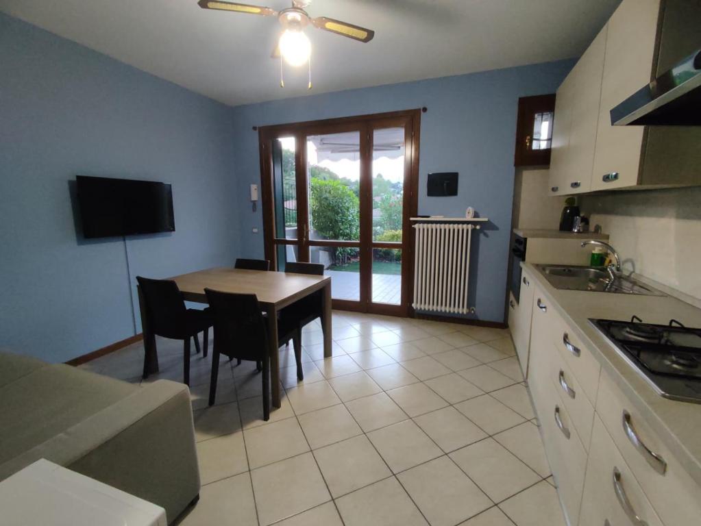 Le Terrazze del Garda - Immobili e Soluzioni Rent - Apartamento De Un Dormitorio Con Vistas Al Jardín