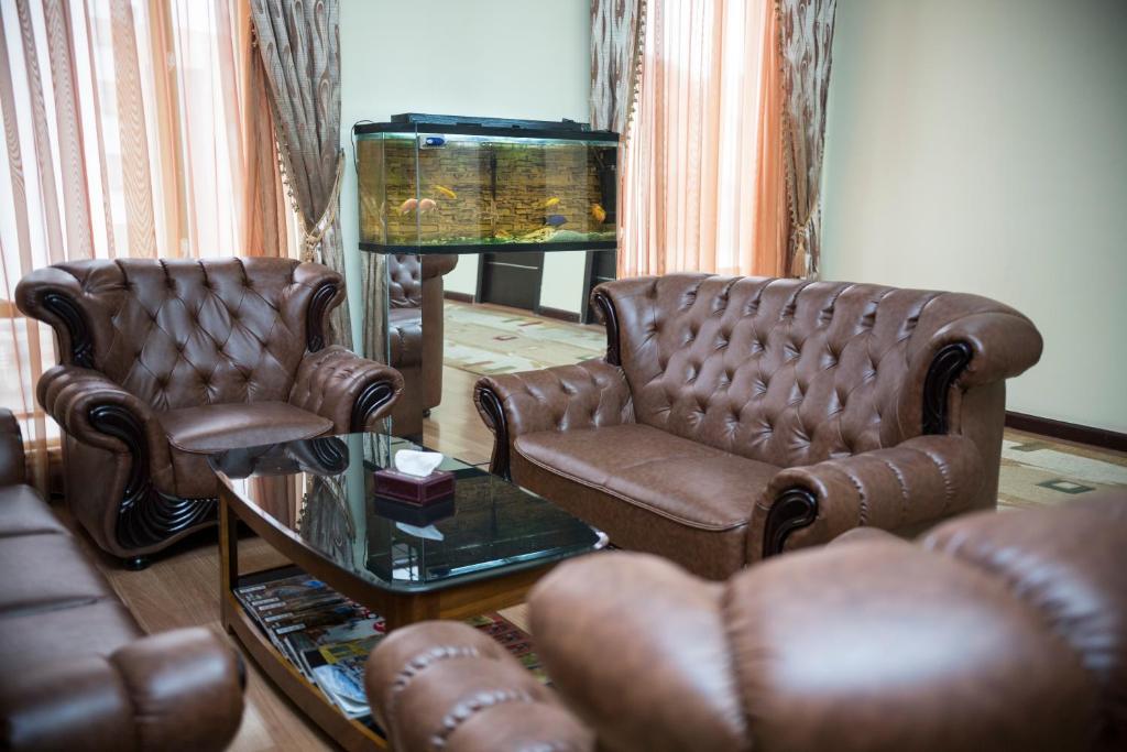 TV a/nebo společenská místnost v ubytování Capital Hotel