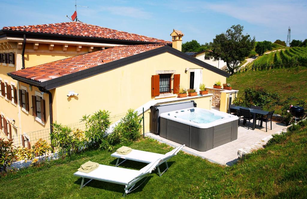 Πισίνα στο ή κοντά στο Agriturismo Corte Busòla jacuzzi riscaldata uso esclusivo ad un passo da Verona