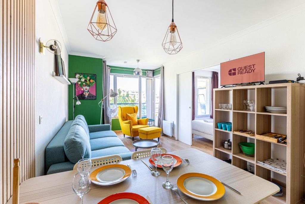 GuestReady - Sunny apartment with balcony views