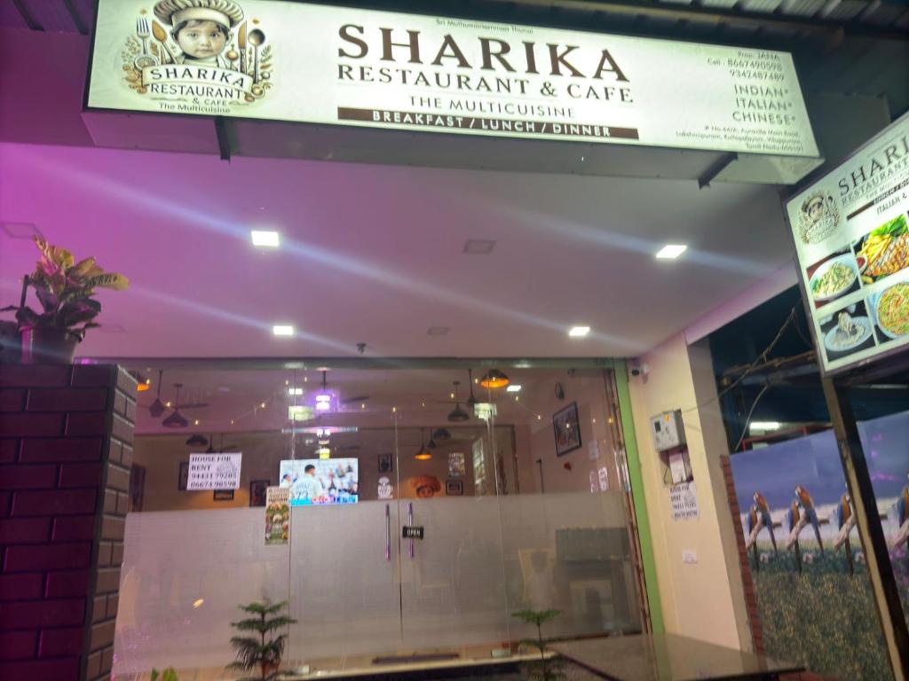 uma placa que diz restaurante e café sharma em sharika cafe home stay em Auroville