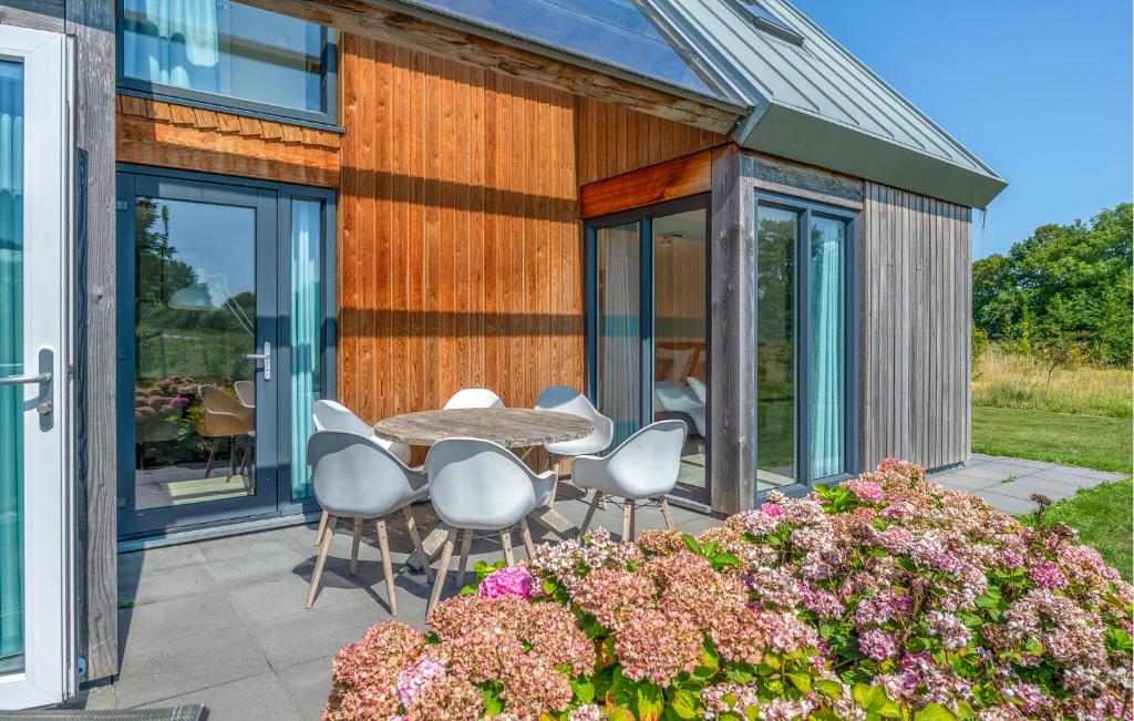 カンペルラントにあるStunning Home In Kamperland With Wifiのパティオ(テーブル、椅子付)
