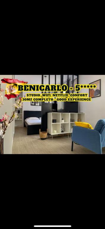 ベニカルロにあるStudio confort maximum Benicarlo, Netflix, Cuisineの青いソファとテーブルのあるリビングルーム