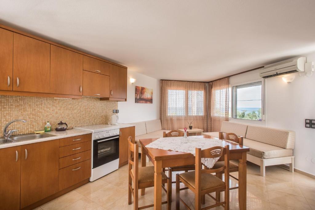 Kuchyň nebo kuchyňský kout v ubytování Mythos Beach Hotel Apartments