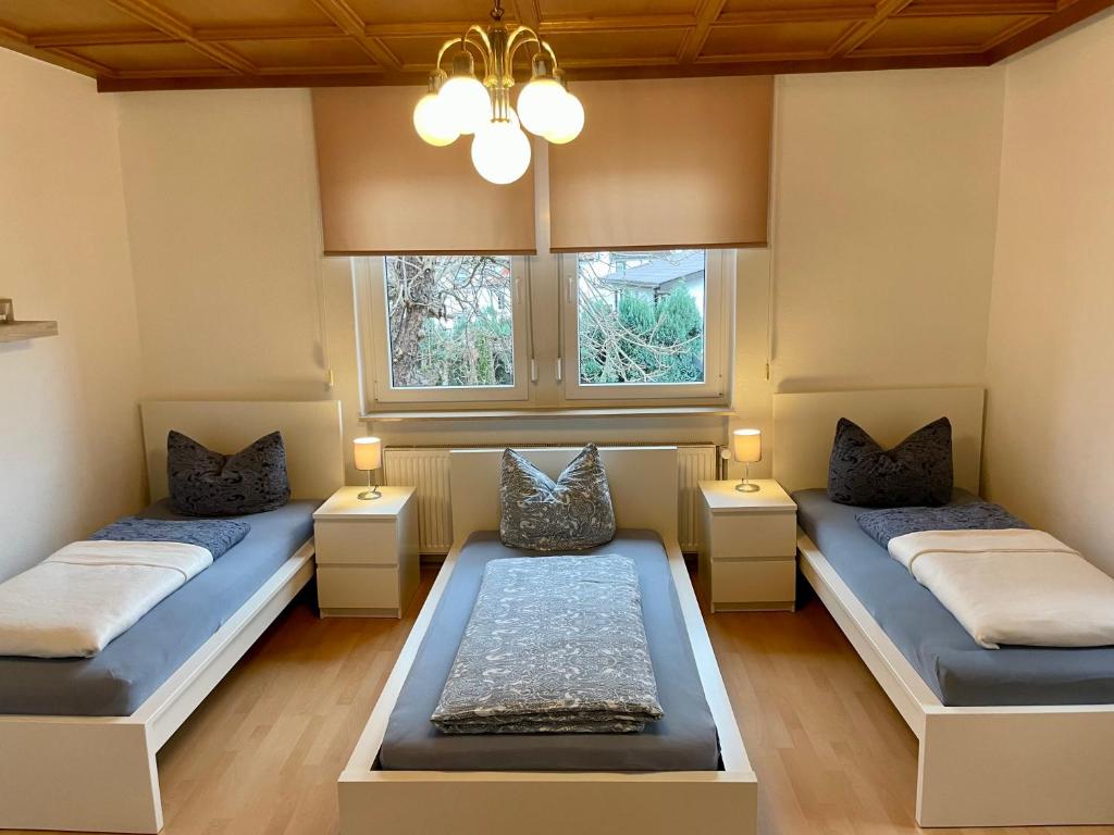 Ένα ή περισσότερα κρεβάτια σε δωμάτιο στο C&D Altstadtblick Monteurwohnung