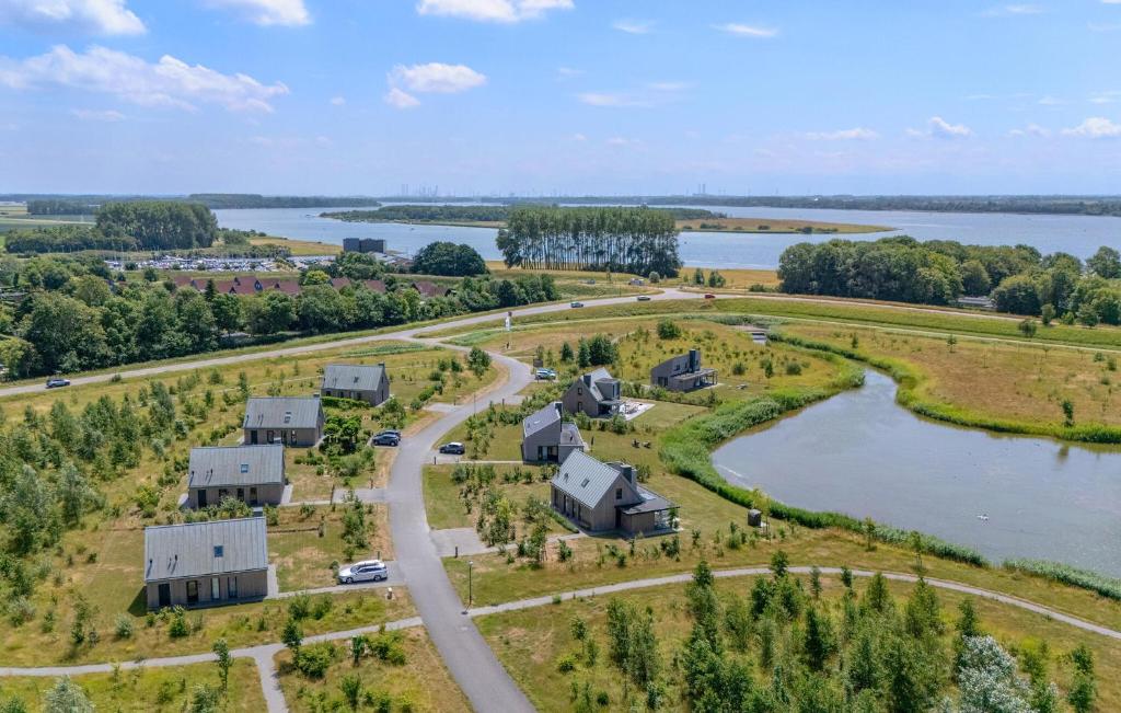 una vista aérea de una casa y una carretera junto a un lago en 3 Bedroom Awesome Home In Kamperland, en Kamperland