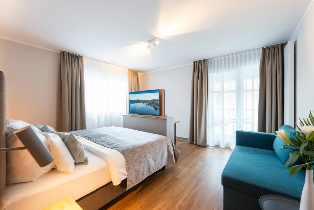Sopherl am See - Frühstück auf der Seeterrasse, sehr ruhig und wunderschön am See, 3 Minuten nach Oberpfaffenhofen, viele Radtouren, Restaurants & Cafes in der Umgebung - Apartment With Lake View