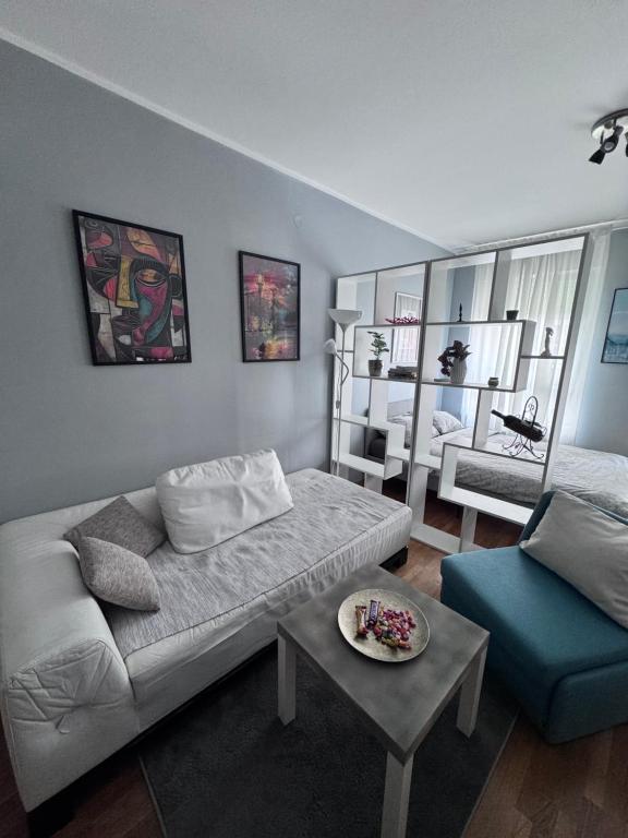 una sala de estar con un sofá y una mesa en Marse Stay, en Belgrado