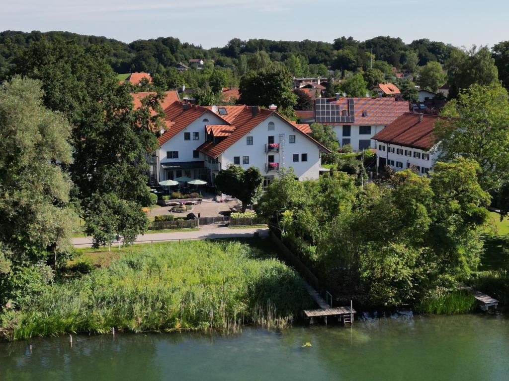 Sopherl am See - Frühstück auf der Seeterrasse, sehr ruhig und wunderschön am See, 3 Minuten nach Oberpfaffenhofen, viele Radtouren, Restaurants & Cafes in der Umgebung - Housity