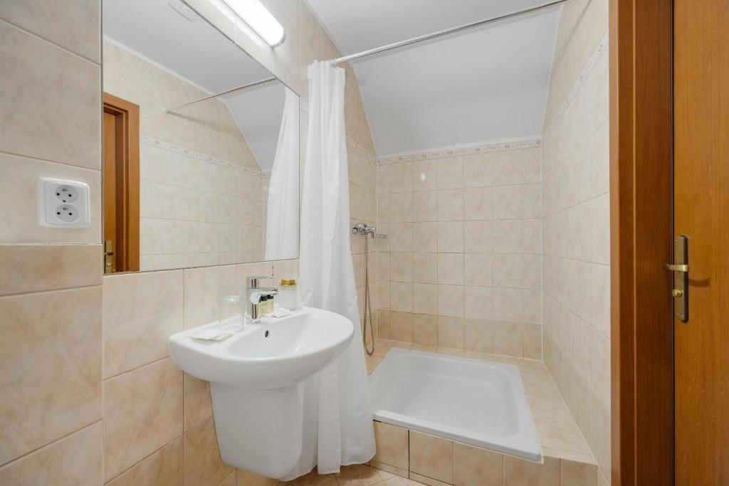 Hotel Reverie - Dependance, Check-in at Metropolitan Star - Resim 18