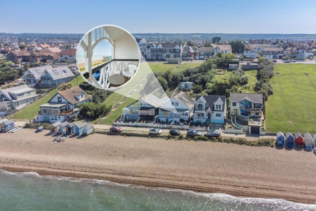 una vista aérea de una casa en la playa en Umballa, en Herne Bay