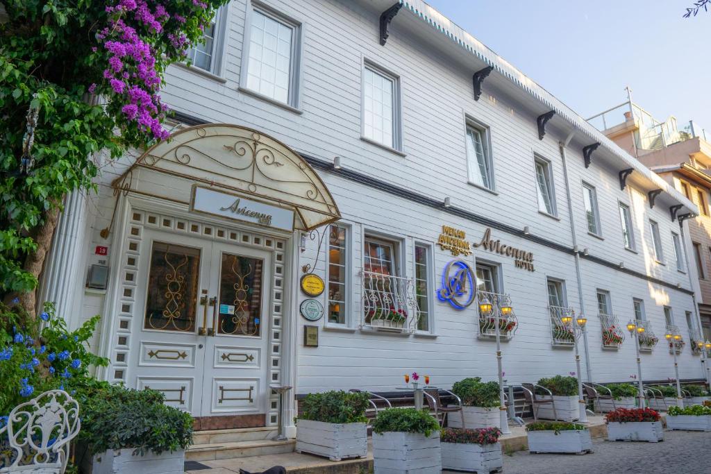 イスタンブールにあるAvicenna Hotel Sultanahmetの白い建物