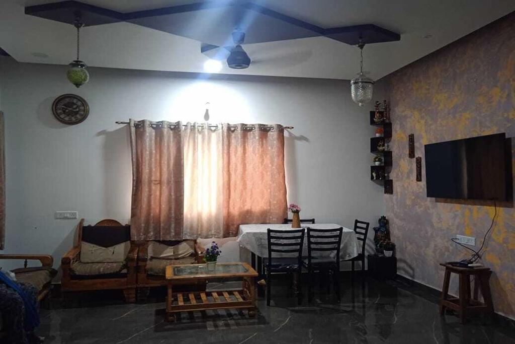 TV a/nebo společenská místnost v ubytování Vighnaharta Villa