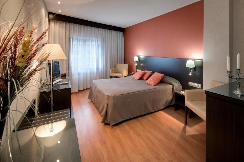 Habitación de hotel con cama y escritorio en Hotel Casanova, en Fraga
