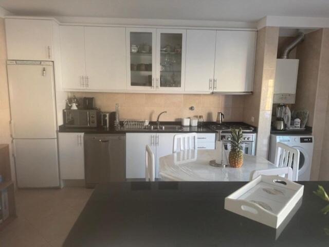 Een keuken of kitchenette bij Beautiful duplex with sea view