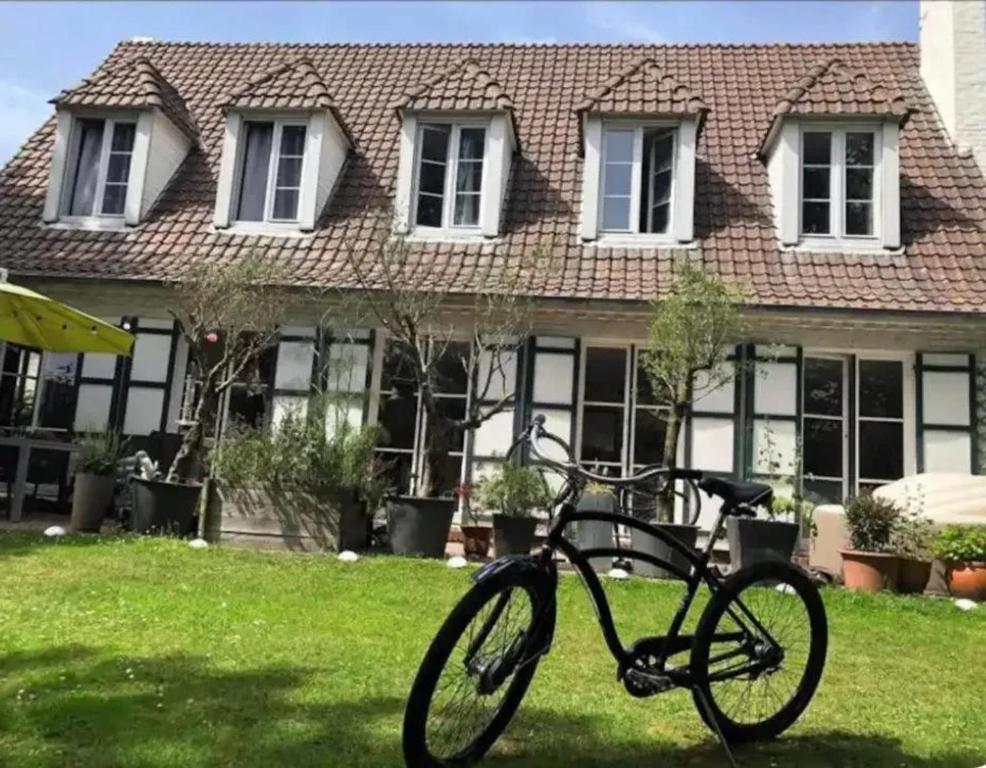 a bike parked in front of a house at Grande maison à Santes avec jardin in Santes