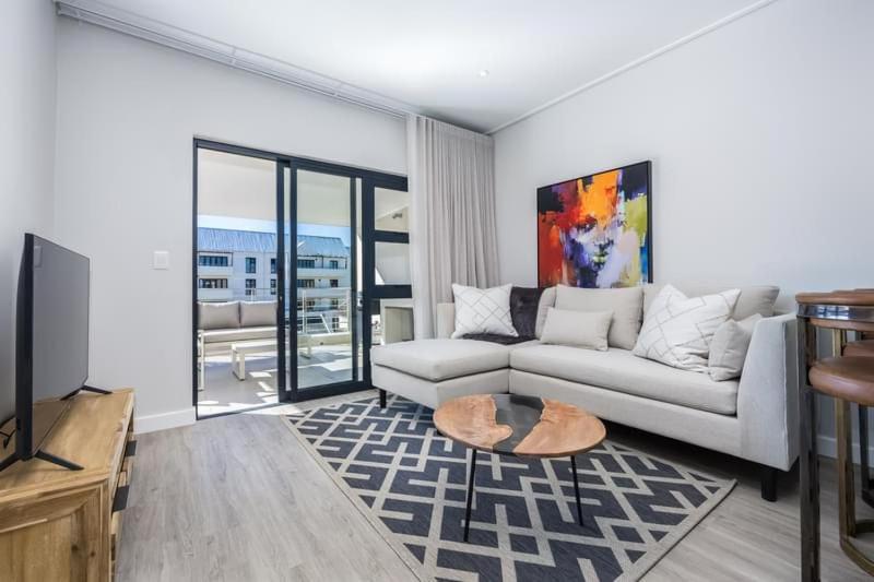 TV a/nebo společenská místnost v ubytování Esplanade Hermanus Central Sea Views