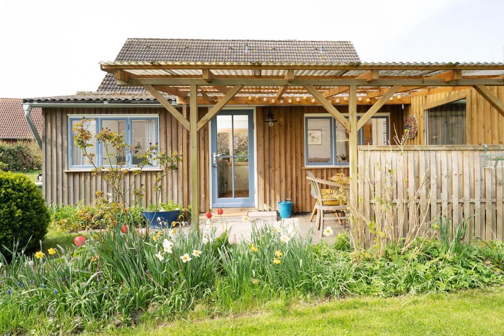 Сад в Walnut Cottage