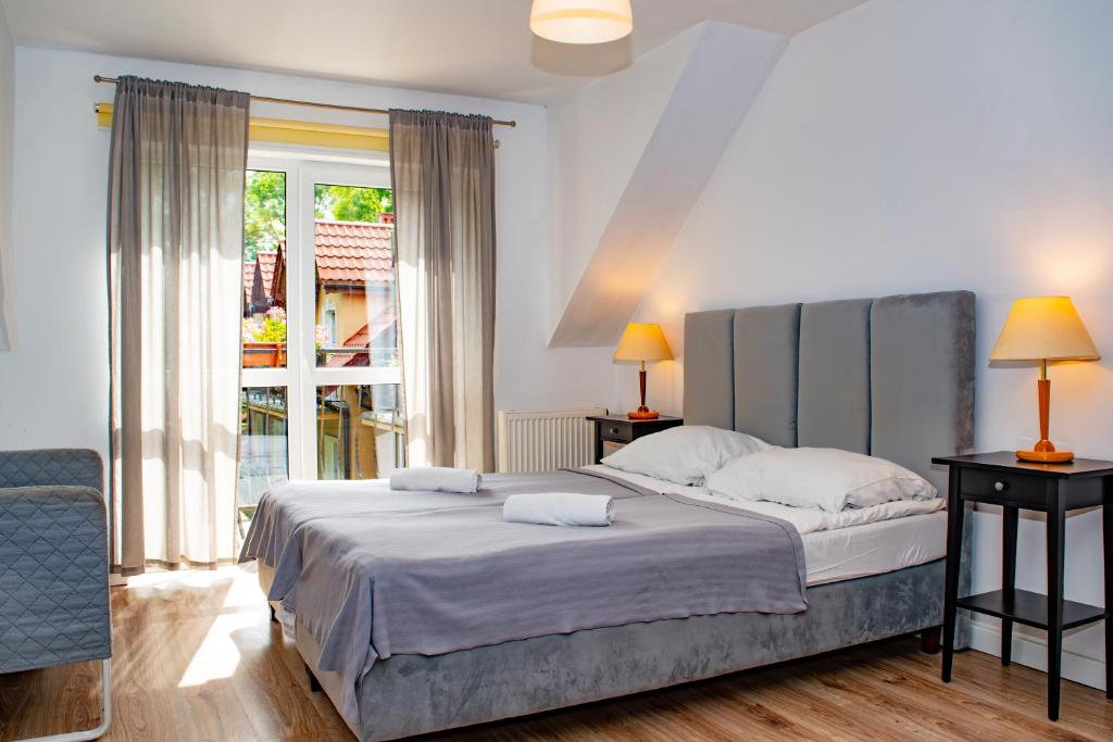 een slaapkamer met een groot bed en een raam bij Ow Alfa in Rewal